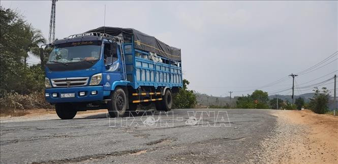 Phương tiện gặp khó khăn khi tham gia giao thông trên tuyến Quốc lộ 19, đoạn qua huyện Đăk Pơ (Gia Lai). Ảnh tư liệu: Hồng Điệp/TTXVN Phương tiện gặp khó khăn khi tham gia giao thông trên tuyến Quốc lộ 19, đoạn qua huyện Đăk Pơ (Gia Lai). Ảnh tư liệu: Hồng Điệp/TTXVN