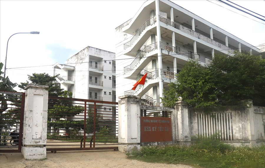 Ký túc xá trường Cao đẳng Y tế Khánh Hòa bỏ hoang gần 9 năm nay. Ảnh: H.L Ký túc xá trường Cao đẳng Y tế Khánh Hòa bỏ hoang gần 9 năm nay. Ảnh: H.L