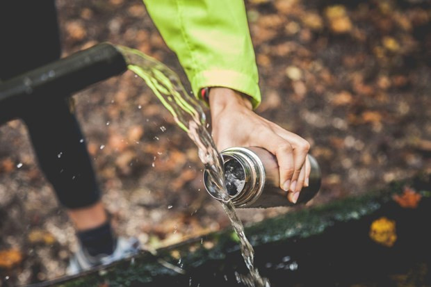 Mang theo bình nước thay vì mua nước đựng bằng chai nhựa suốt hành trình. Ảnh: CTV/Vietnam+
