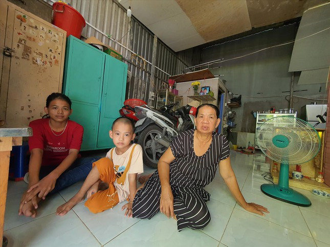 Ba bà cháu Nguyễn Thị Liên nương tựa nhau trong căn nhà trọ lụp xụp