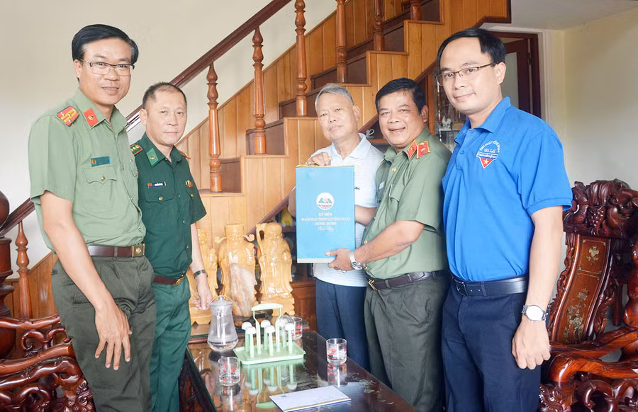 Đoàn công tác do Thiếu tướng Rah Lan Lâm làm trưởng đoàn đến thămThiếu tướng Nguyễn Xuân Hà, Anh hùng lực lượng vũ trang nhân dân, nguyên Cục trưởng Cục An ninh Tây Nguyên. Ảnh: Lê Anh