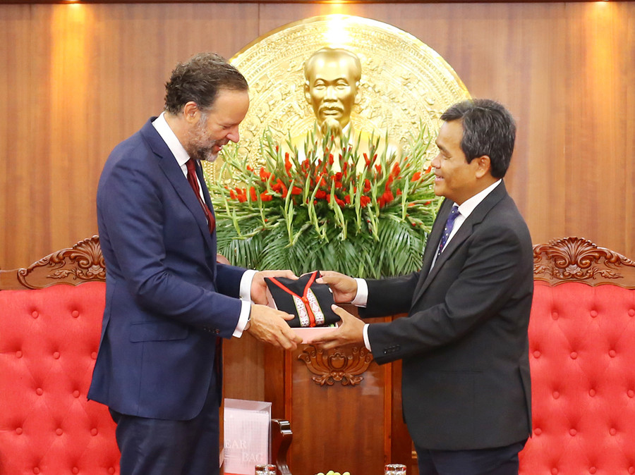 Bí thư Tỉnh ủy Hồ Văn Niên (bìa phải) tặng áo thổ cẩm cho do ông Daniel Stork-Tổng Lãnh sự Vương quốc Hà Lan tại TP. Hồ Chí Minh. Ảnh: Đăng Vũ Bí thư Tỉnh ủy Hồ Văn Niên tặng áo thổ cẩm cho do ông Daniel Stork-Tổng Lãnh sự Vương quốc Hà Lan tại TP. Hồ Chí Minh. Ảnh: Hà Duy