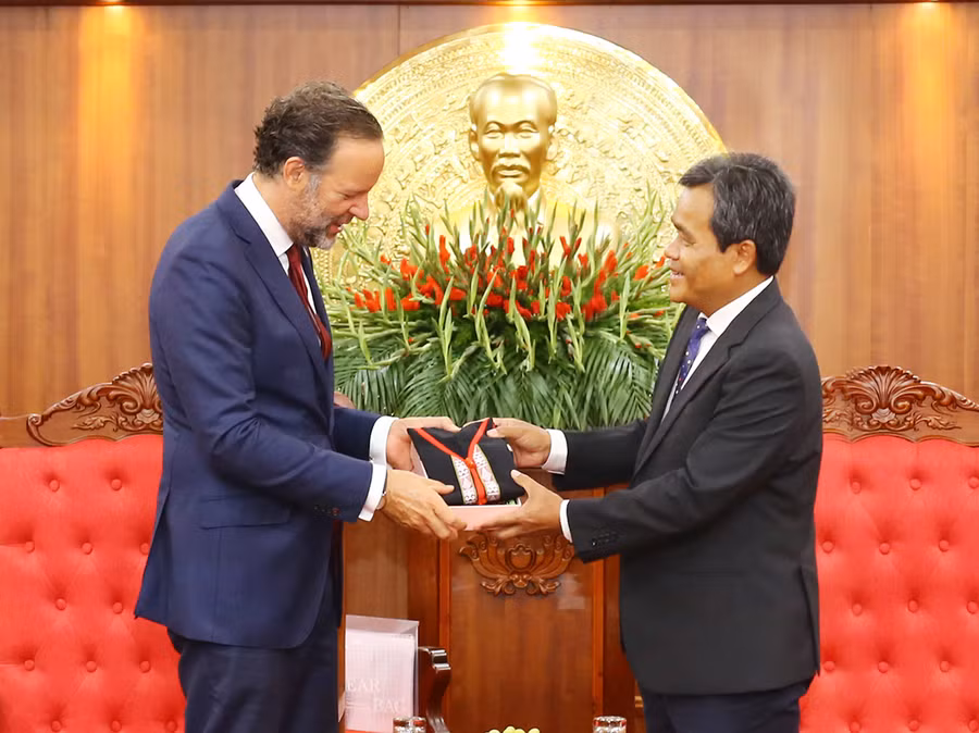 Bí thư Tỉnh ủy Hồ Văn Niên tặng áo thổ cẩm cho do ông Daniel Stork-Tổng Lãnh sự Vương quốc Hà Lan tại TP. Hồ Chí Minh. Ảnh: Hà Duy