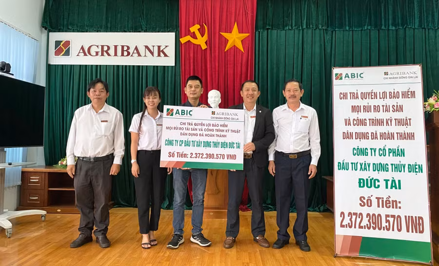 Agribank Chi nhánh Đông Gia Lai và ABIC Chi nhánh Đak Lak thực hiện chi trả quyền lợi bảo hiểm cho Công ty CP ĐTXD Thủy điện Đức Tài