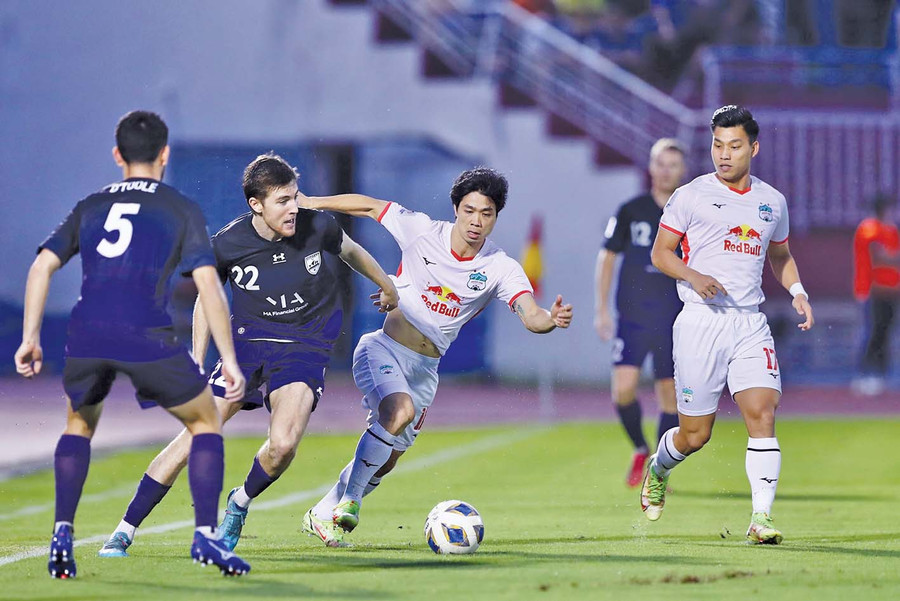 Các cầu thủ HAGL (áo trắng) đã thi đấu ấn tượng ở sân chơi châu lục. Ảnh: Quang Thịnh