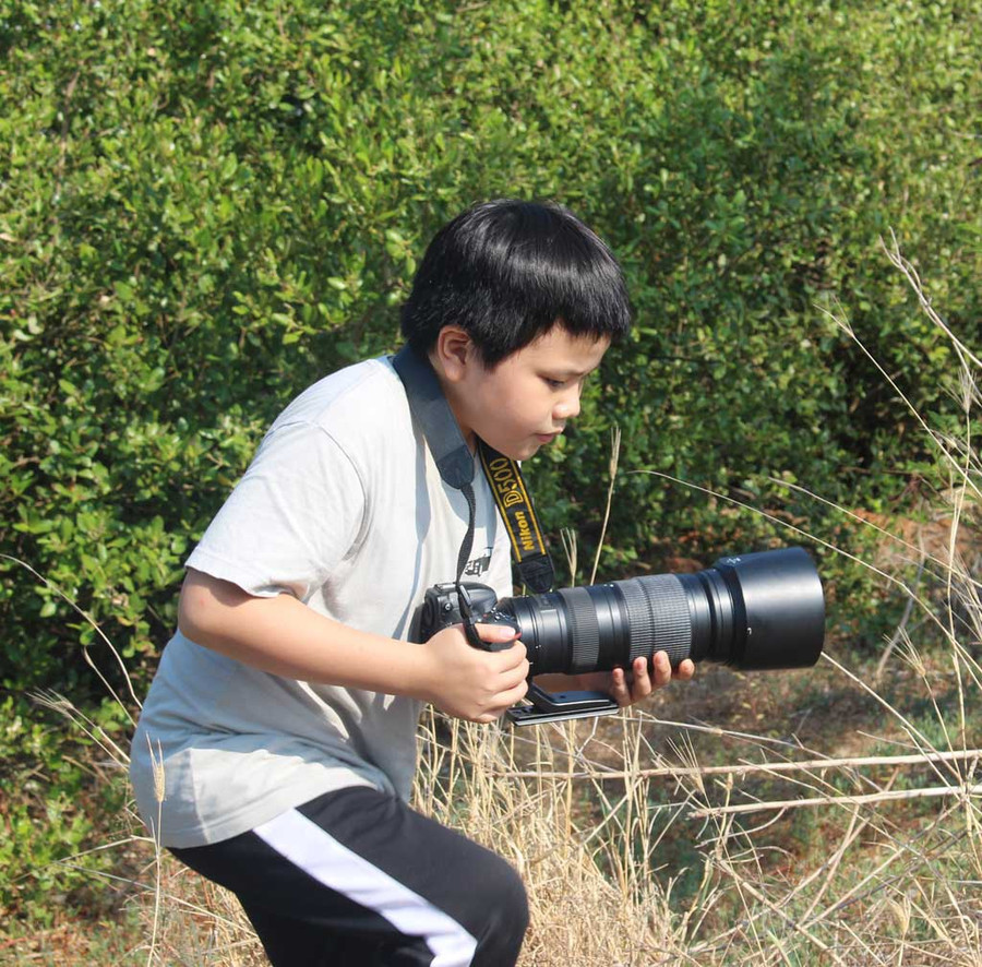 Bé Duy Nhiên bất chấp gian khổ để đi chụp chim hoang dã. Ảnh: NVCC