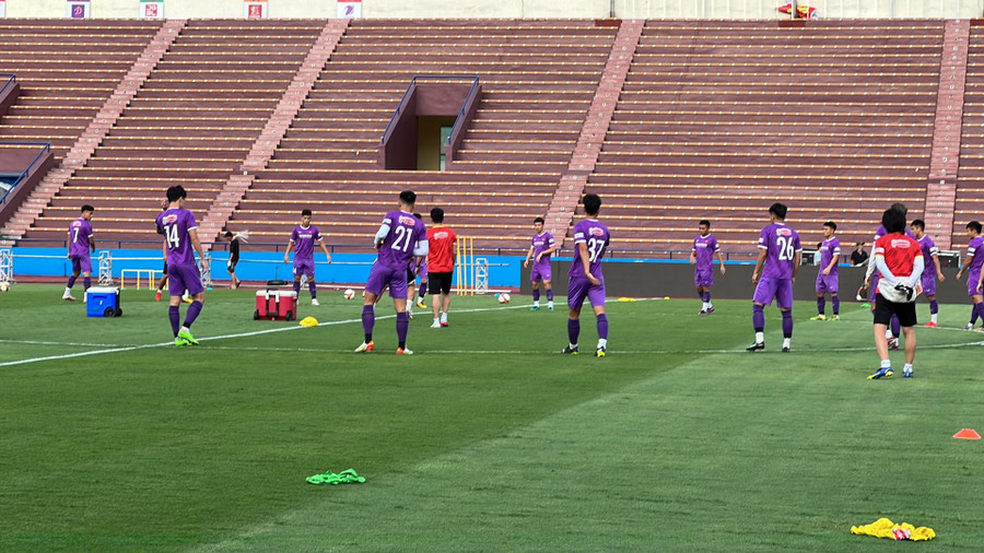 Dàn bảng quảng cáo màn hình LED vừa lắp đặt trên sân Việt Trì. HOÀNG QUÂN