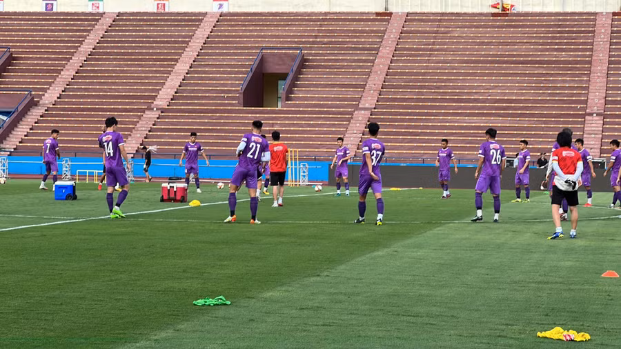 Dàn bảng quảng cáo màn hình LED vừa lắp đặt trên sân Việt Trì. HOÀNG QUÂN