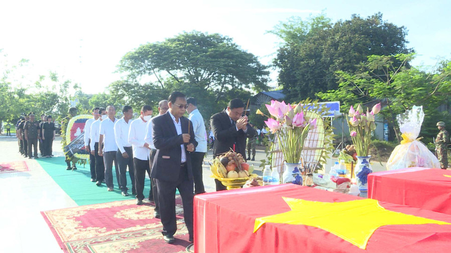 Ban Chuyên trách tỉnh Preah Vi Hia dâng hương, dâng hoa các Liệt sỹ quân tình nguyện và chuyên gia Việt Nam hy sinh tại Campuchia. Ảnh: Đoàn Bình