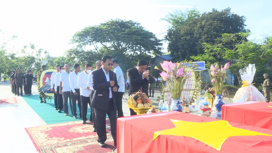 Ban Chuyên trách tỉnh Preah Vi Hia dâng hương, dâng hoa các Liệt sỹ quân tình nguyện và chuyên gia Việt Nam hy sinh tại Campuchia. Ảnh: Đoàn Bình