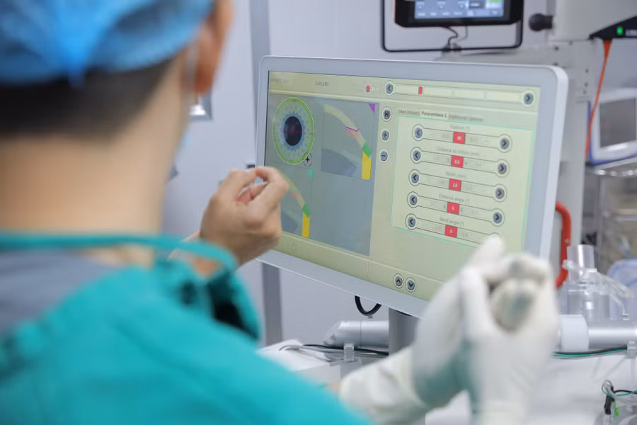 Thiết bị phẫu thuật mắt có xung laser năng lượng rất thấp giúp bệnh nhân dễ phục hồi sau phẫu thuật, thị lực phục hồi nhanh hơn. Ảnh: Thúy Anh