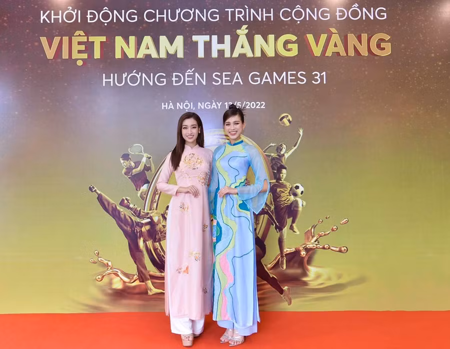  Mới đây, Hoa hậu Đỗ Thị Hà cùng đàn chị Đỗ Mỹ Linh đã cùng tham dự một chương trình cổ động cho đại hội Thể thao Đông Nam Á - SEA Games 31 đang diễn ra tại Việt Nam.