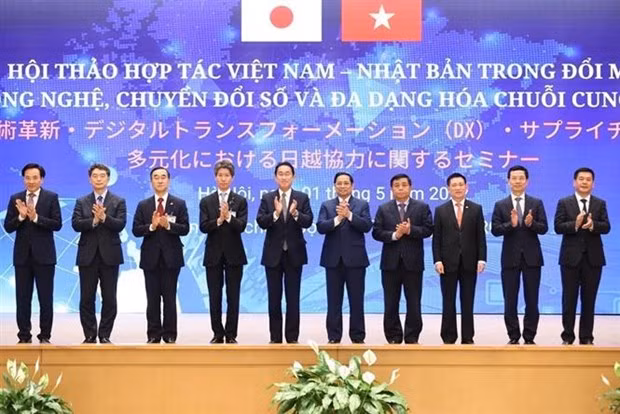 Thủ tướng Phạm Minh Chính và Thủ tướng Nhật Bản Kishida Fumio cùng các đại biểu chụp ảnh chung tại hội thảo hợp tác Việt Nam-Nhật Bản trong đổi mới công nghệ, tại Hà Nội, sáng 1/5/2022. (Ảnh: Dương Giang/TTXVN)