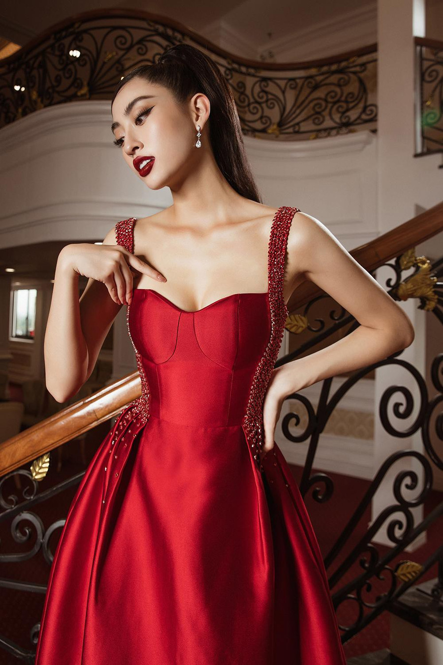 Dù lép vế về chiều cao so với đàn em nhưng Lương Thùy Linh vẫn vô cùng nổi bật nhờ nhan sắc và thần thái 'đỉnh cao'.