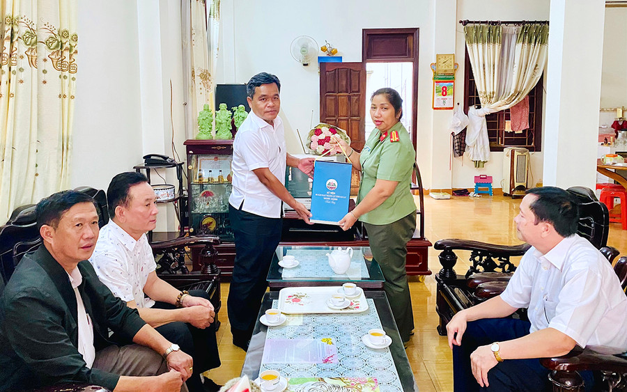 Bí thư Tỉnh ủy Hồ Văn Niên (bìa trái) tặng quà cho gia đình đồng chí Nguyễn Văn Sỹ. Ảnh Mộc Trà Bí thư Tỉnh ủy Hồ Văn Niên (bìa trái) tặng quà cho gia đình đồng chí Nguyễn Văn Sỹ. Ảnh Mộc Trà