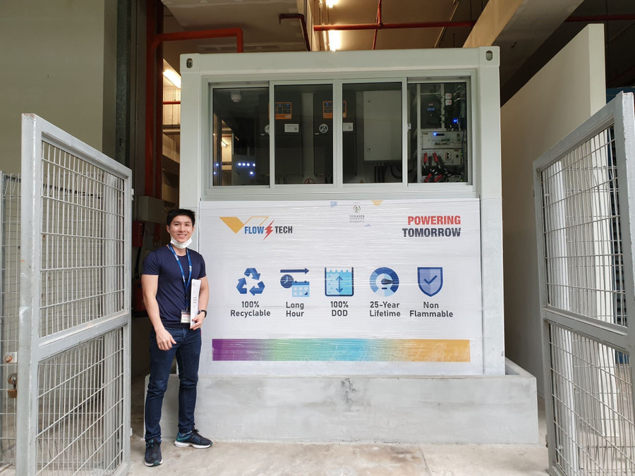 Tâm chụp tại hệ thống pin Vanadium của công ty VFlowTech, Singapore. Ảnh: NVCC  Tâm chụp tại hệ thống pin Vanadium của công ty VFlowTech, Singapore. Ảnh: NVCC