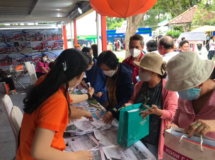 Đông đảo người dân tới tham quan, tìm hiểu sản phẩm tour, tuyến