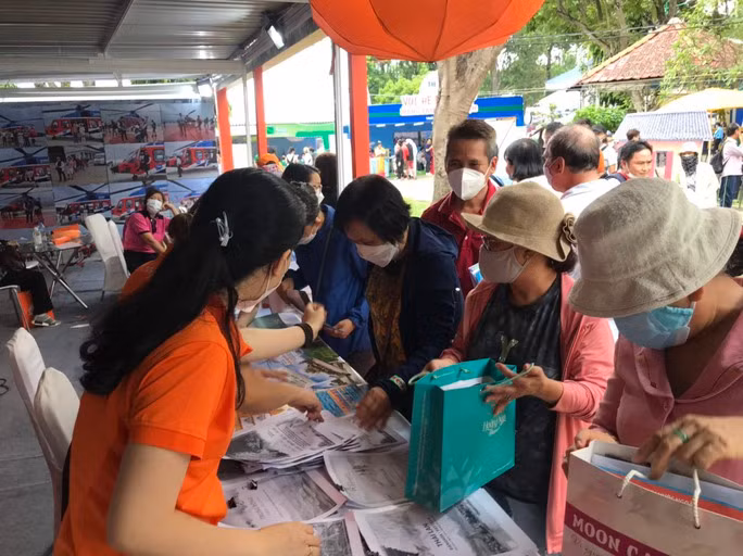 Đông đảo người dân tới tham quan, tìm hiểu sản phẩm tour, tuyến