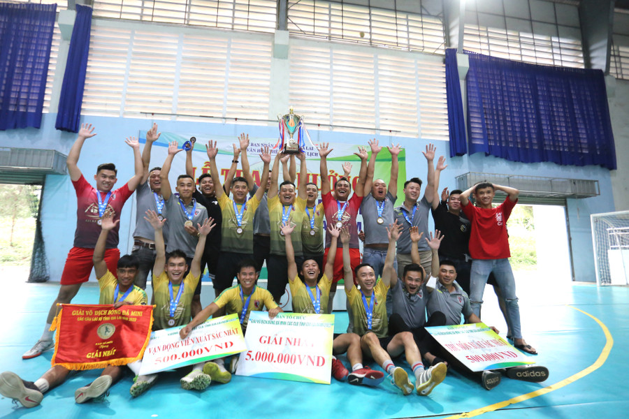 Với sự đầu tư mạnh mẽ về nhân sự, Yên Đỗ FC đã đăng quang ngôi vô địch. Ảnh: Lê Văn Ngọc