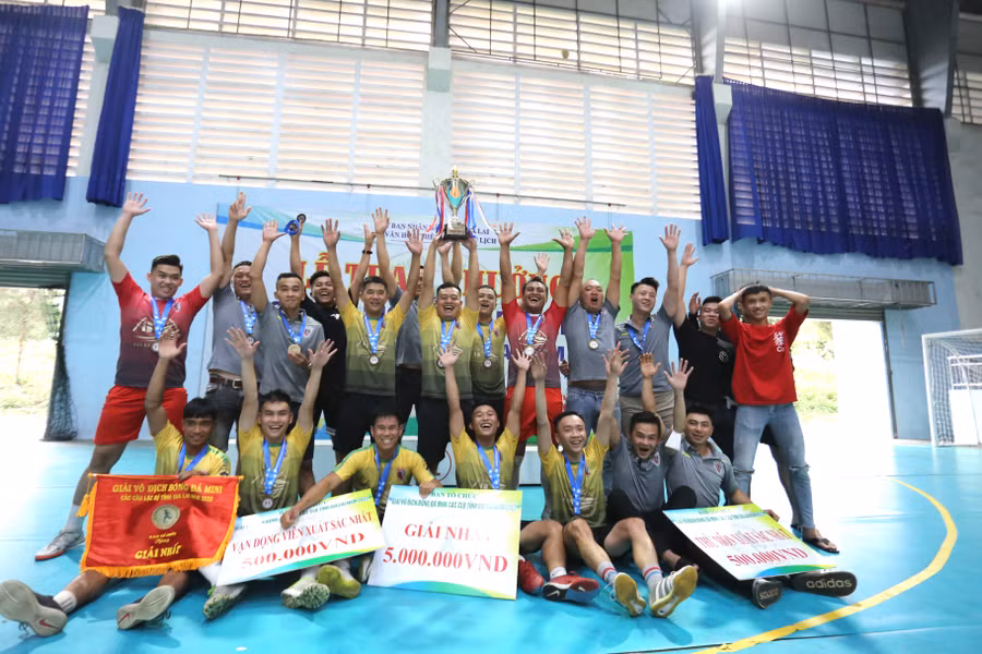 Với sự đầu tư mạnh mẽ về nhân sự, Yên Đỗ FC đã đăng quang ngôi vô địch. Ảnh: Lê Văn Ngọc