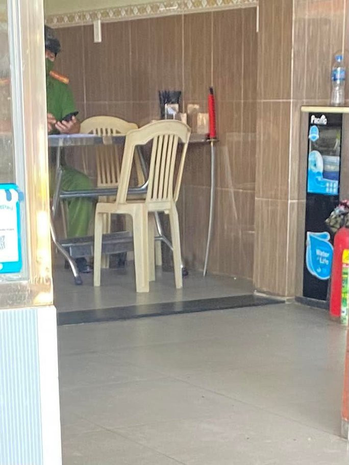 Cây kiếm được công an thu giữ tại hiện trường Cây kiếm được công an thu giữ tại hiện trường