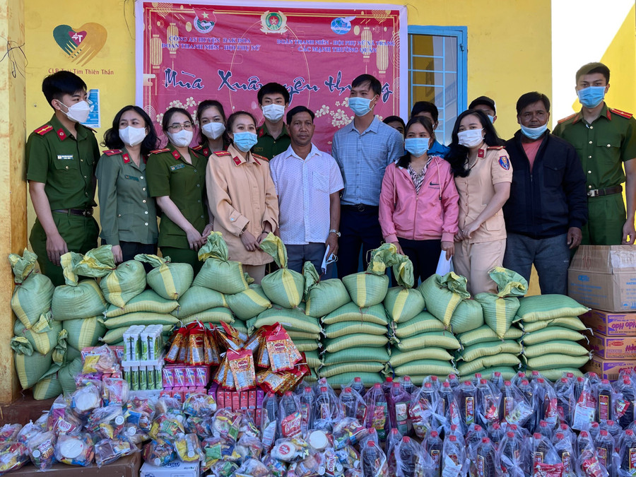 Đoàn viên, thanh niên Công an huyện Đak Đoa tổ chức chương trình mùa xuân yêu thương tại xã Trang. Ảnh: Lê Anh
