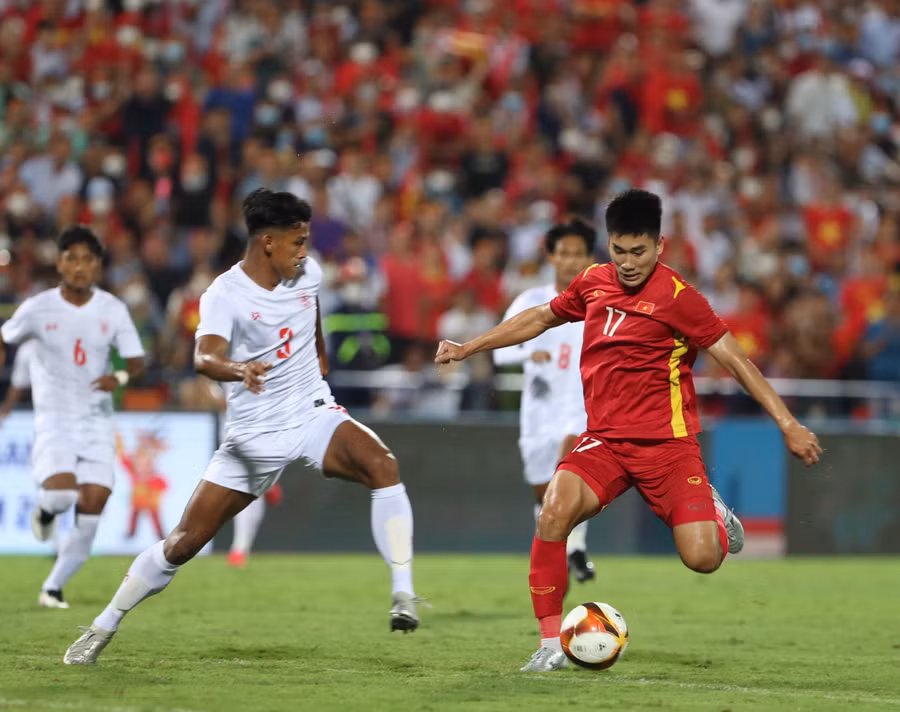 U23 Việt Nam (phải) gặp rất nhiều khó khăn trước hàng thủ đối phương. Ảnh: Văn Hữu