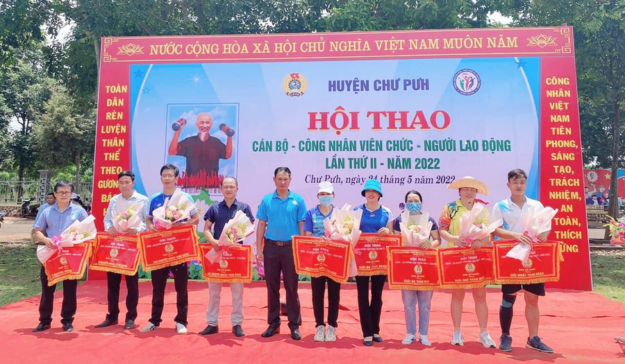 Ban tổ chức đã trao giải cho các đoàn đạt thành tích cao. Ảnh: Hà Chi Ban tổ chức đã trao giải cho các đoàn đạt thành tích cao. Ảnh: Hà Chi