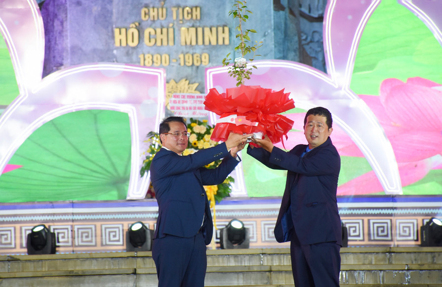 Ông Hồ Phước Thành đón nhận cây hoa Anh đào từ Phó Tổng Lãnh sự Nhật Bản tại Đà Nẵng. Ảnh: Phương Duyên