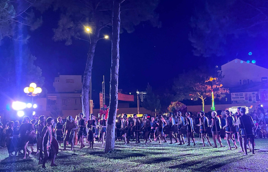 Các nghệ nhân Bahnar của huyện Đak Đoa trình diễn. Ảnh: Minh Châu