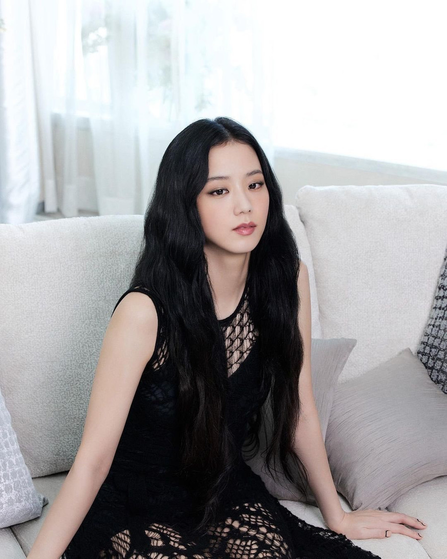 Năm qua, các thành viên BlackPink đạt được nhiều thành công qua các màn “đánh lẻ” chất lượng. Riêng Jisoo tỏa sáng trong phim truyền hình Snowdrop. Jisoo được kỳ vọng sẽ có sản phẩm âm nhạc solo vào nửa cuối năm 2022. Ảnh: Instagram MV Năm qua, các thành viên BlackPink đạt được nhiều thành công qua các màn “đánh lẻ” chất lượng. Riêng Jisoo tỏa sáng trong phim truyền hình Snowdrop. Jisoo được kỳ vọng sẽ có sản phẩm âm nhạc solo vào nửa cuối năm 2022. Ảnh: Instagram MV