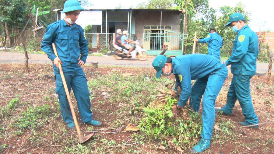 Lực lượng dân quân, tự vệ huyện Chư Pưh tham gia dọn vệ sinh làng Phung, xã Ia Phang. Ảnh: Hà Chi