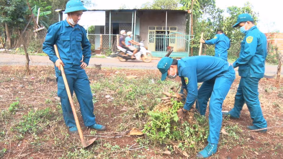 Lực lượng dân quân, tự vệ huyện Chư Pưh tham gia dọn vệ sinh làng Phung, xã Ia Phang. Ảnh: Hà Chi
