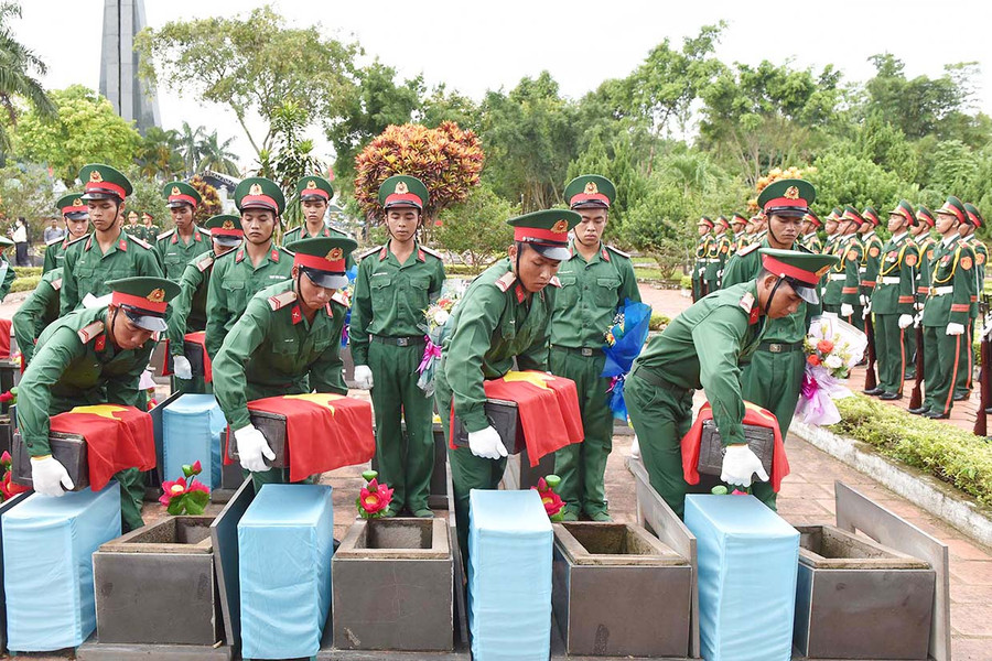 Đón các anh về yên nghỉ trong lòng đất Mẹ ảnh 4 Các chiến sĩ thuộc Ban Chỉ huy Quân sự huyện Đức Cơ thực hiện nghi thức an táng các liệt sĩ. Ảnh: Đức Thụy