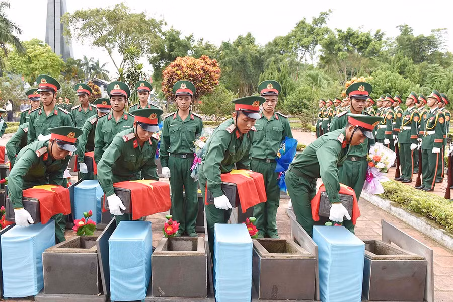 Các chiến sĩ thuộc Ban Chỉ huy Quân sự huyện Đức Cơ thực hiện nghi thức an táng các liệt sĩ. Ảnh: Đức Thụy