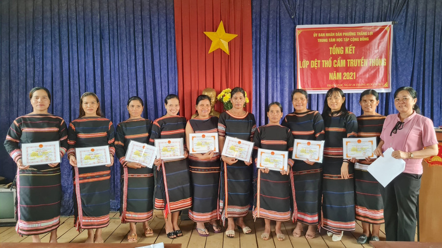 Các học viên sau khi hoàn thành khóa học đạt yêu cầu đều được cấp chứng chỉ. Ảnh: Mộc Trà