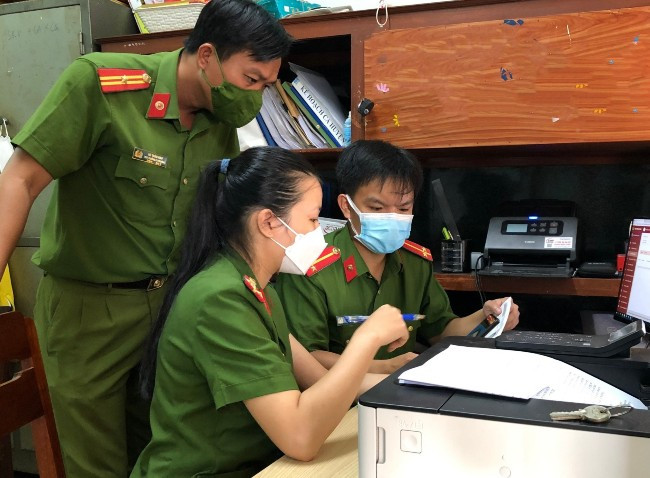 Cán bộ Công an thị xã Hoài Nhơn xử lý thông tin CCCD. Ảnh: Thành Long Cán bộ Công an thị xã Hoài Nhơn xử lý thông tin CCCD. Ảnh: Thành Long