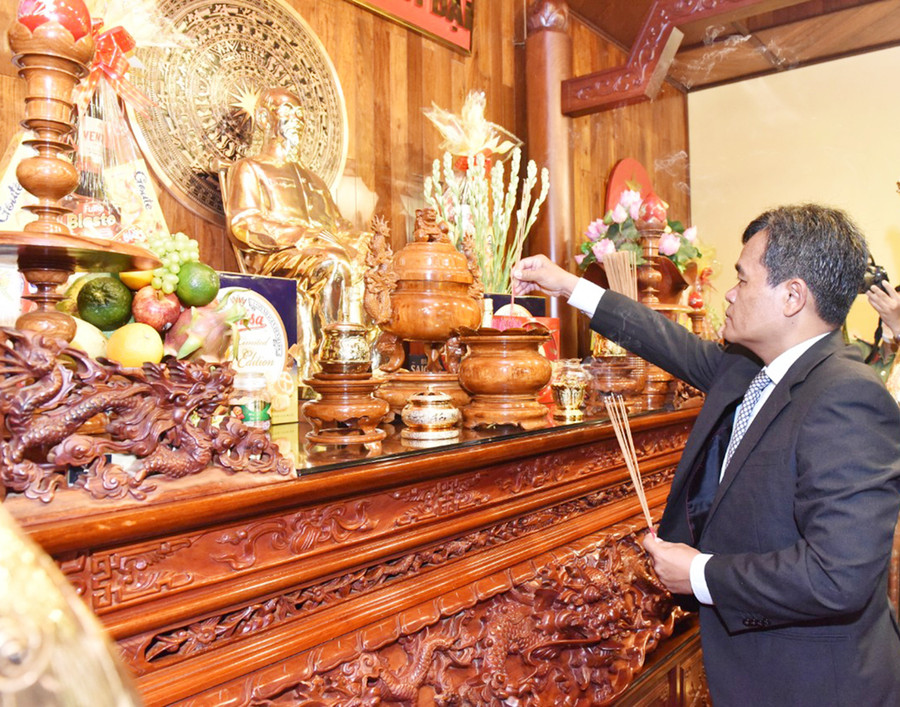 Bí thư Tỉnh ủy Hồ Văn Niên dâng hương tại Nơi thờ Bác trong khuôn viên Bảo tàng tỉnh. Ảnh: Đức Thụy