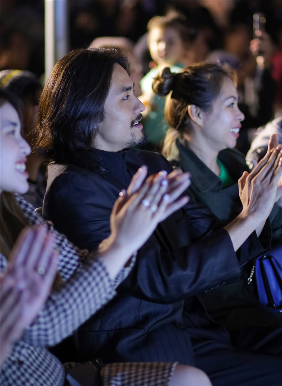 Bạn trai đi cùng Phương Thanh lên Đà Lạt, ăn uống cùng bạn bè cô và ngồi ở hàng ghế khán giả đầu nghe cô hát. Ảnh: FBNV