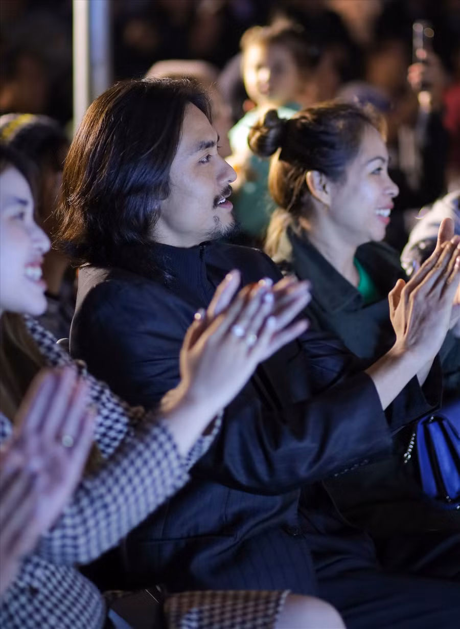 Bạn trai đi cùng Phương Thanh lên Đà Lạt, ăn uống cùng bạn bè cô và ngồi ở hàng ghế khán giả đầu nghe cô hát. Ảnh: FBNV