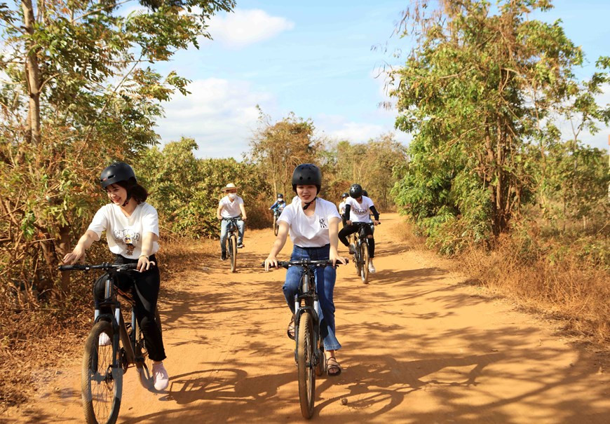 Du khách đạp xe trải nghiệm từ thác Dray Nur qua thác Gia Long. Ảnh: Hoài Thu/TTXVN Du khách đạp xe trải nghiệm từ thác Dray Nur qua thác Gia Long. Ảnh: Hoài Thu/TTXVN