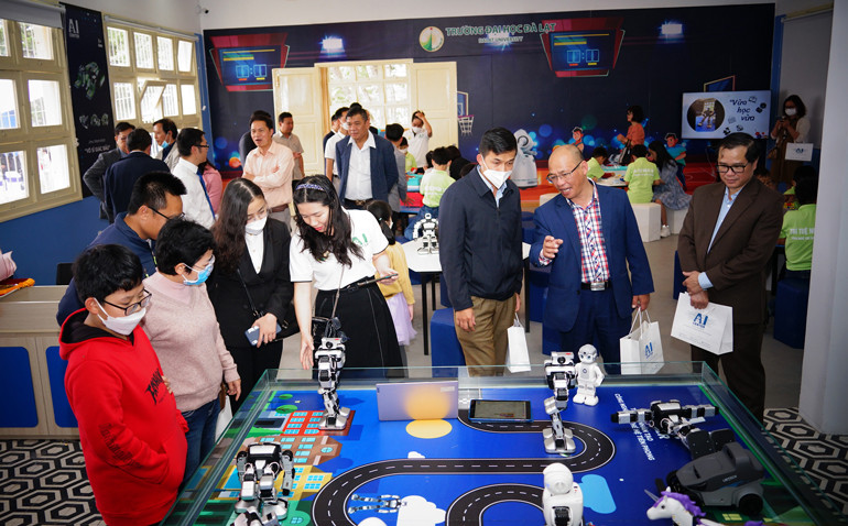  Tham quan mô hình Trung tâm Giáo dục đào tạo trí tuệ nhân tạo và công nghệ- Trường Đại học Đà Lạt