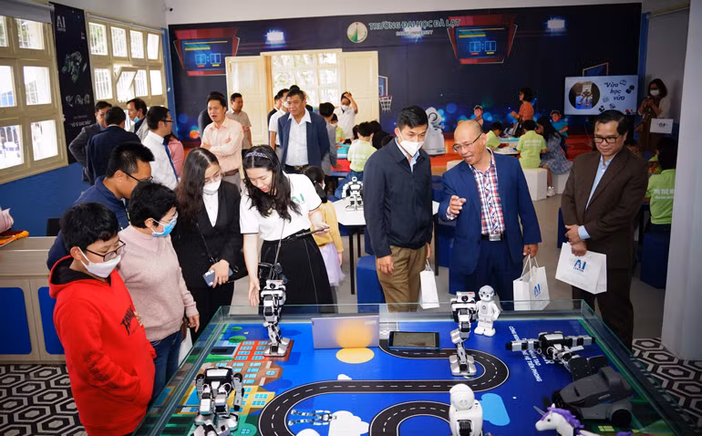  Tham quan mô hình Trung tâm Giáo dục đào tạo trí tuệ nhân tạo và công nghệ- Trường Đại học Đà Lạt