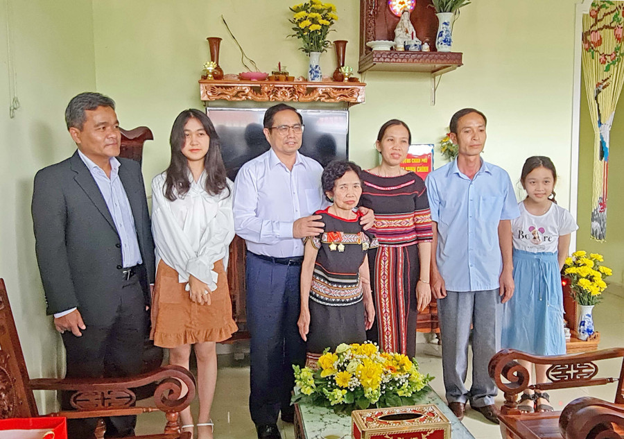  Thủ tướng Phạm Minh Chính thăm gia đình thương binh bà Y Thu. Ảnh: Bá Bính
