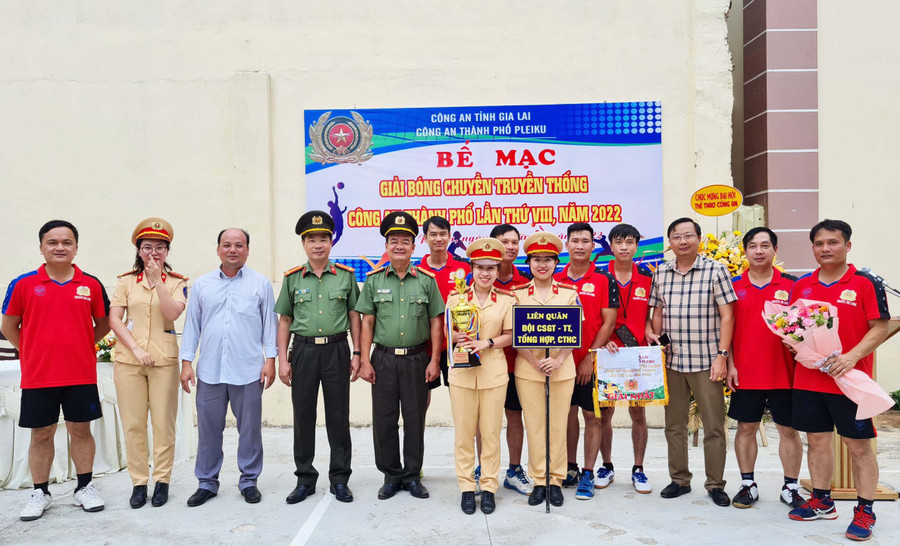 Ban tổ chức trao giải cho đội vô địch. Ảnh: Văn Ngọc