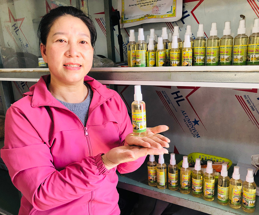 Nhờ đa dạng sản phẩm, năm 2021, gia đình chị Nguyễn Thị Thanh Hương (làng Đồng Tâm, xã Tơ Tung, huyện Kbang) đạt doanh thu khoảng 1,8 tỷ đồng. Ảnh: Ngọc Minh Nhờ đa dạng sản phẩm cung ứng thị trường, năm 2021, gia đình chị Nguyễn Thị Thanh Hương (làng Đồng Tâm, xã Tơ Tung, huyện Kbang) đạt doanh thu hàng tỷ đồng. Ảnh: Ngọc Minh