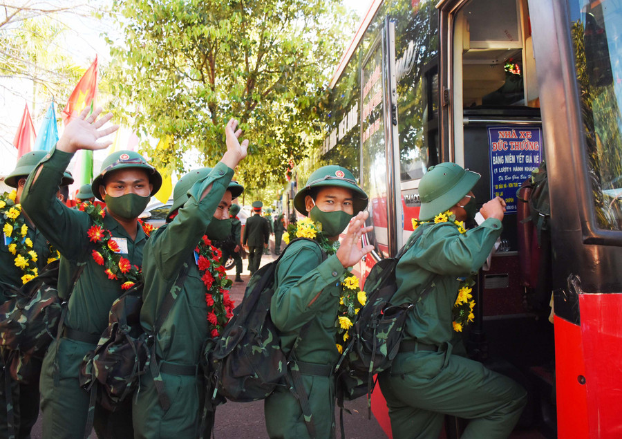 Các tân binh vẫy tay tạm biệt người thân trước khi lên đường nhập ngũ. Ảnh: Minh Phương Các tân binh vẫy tay tạm biệt người thân trước khi lên đường nhập ngũ. Ảnh: Minh Phương