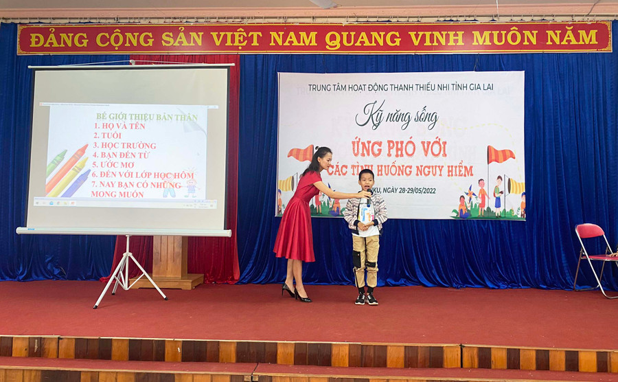 Học viên tham gia lớp kỹ năng sống tự tin giới thiệu về bản thân. Ảnh: Phan Lài