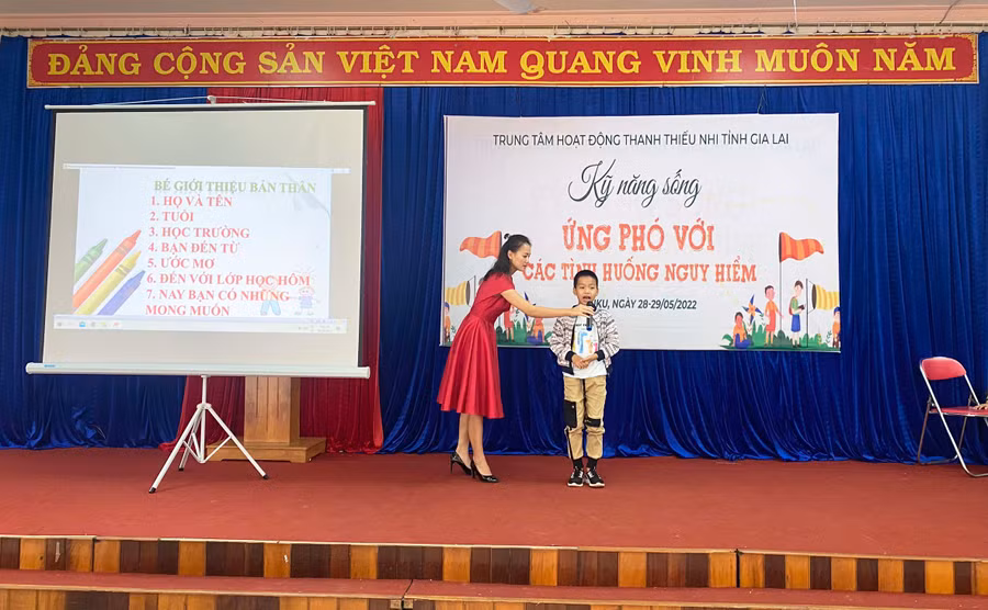 Học viên tham gia lớp kỹ năng sống tự tin giới thiệu về bản thân. Ảnh: Phan Lài