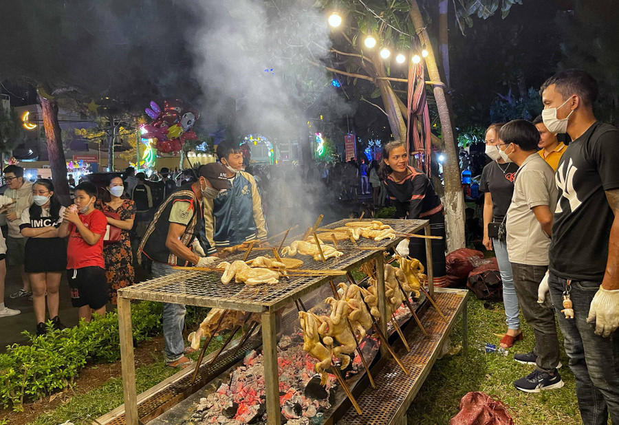 Ẩm thực truyền thống phục vụ du khách tại khu vực Quảng trường. Ảnh: Minh Châu